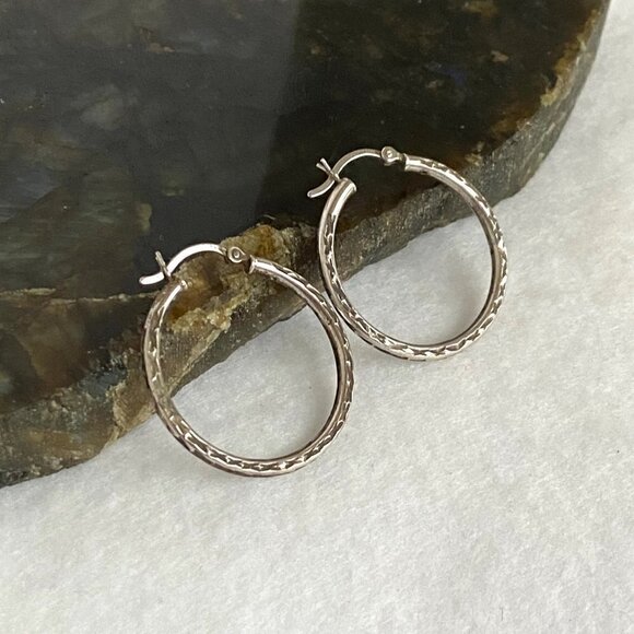 Sterling Silver 925 HAN 1.22" Round Diamond Cut Etched Pattern Hoop Earrings - Picture 3 of 15